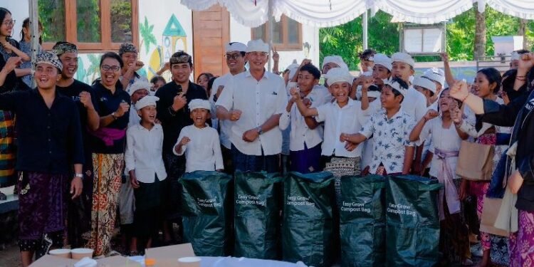 Dari Sisa Canang Jadi Berkah Bumi: Pemuda Adat Besakih Sulap Sampah Persembahyangan Jadi Kompos