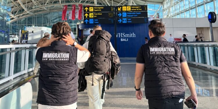 Hasil Patroli Rutin 10 Hari, Imigrasi Ngurah Rai Deportasi 12 WNA